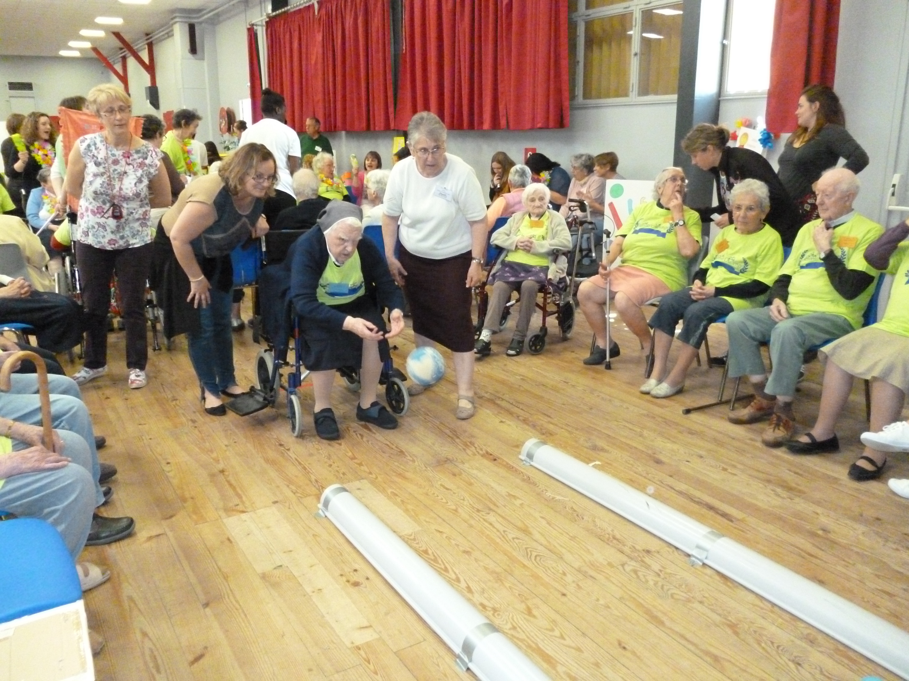 L'EHPAD COS Ste Marthe de St Front au Géronto'Challenge 2017 à Chasseneuil sur Bonnieure. Jeu du bowling.
