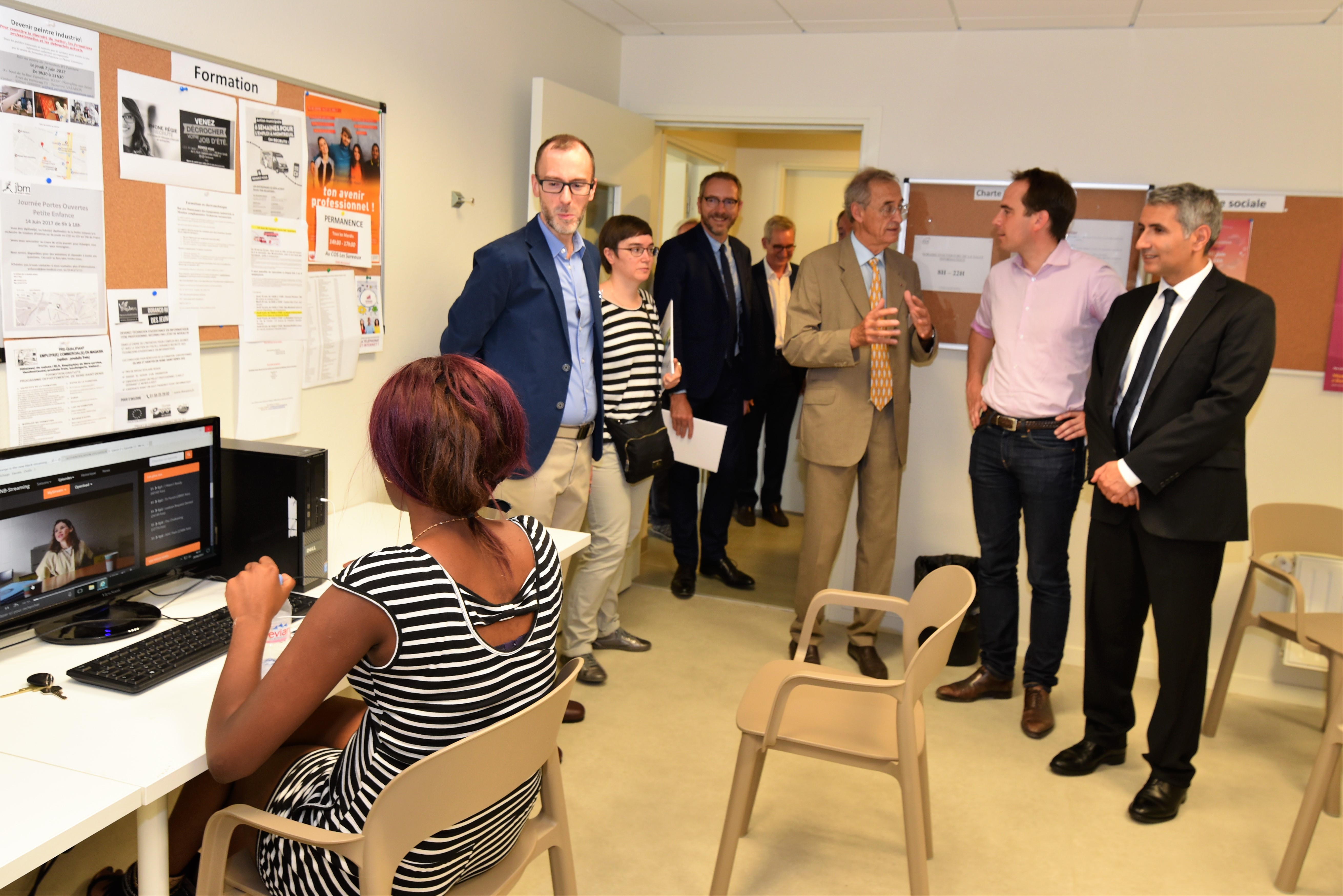 Visite de l'atelier informatique lors de l'inauguration le 20 juin 2017