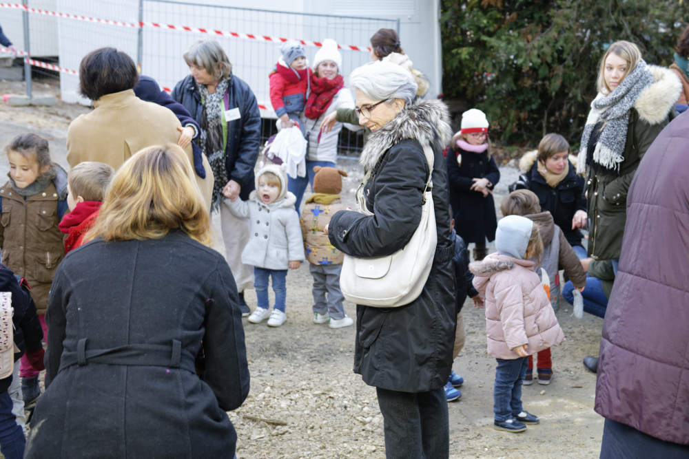 Personnes âgées de l'Ehpad et enfants de la crèche Villa Pia