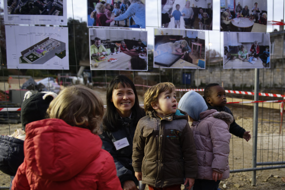 Anne Wisniewski Directrice de la crèche et des enfants devant le chantier de la crèche