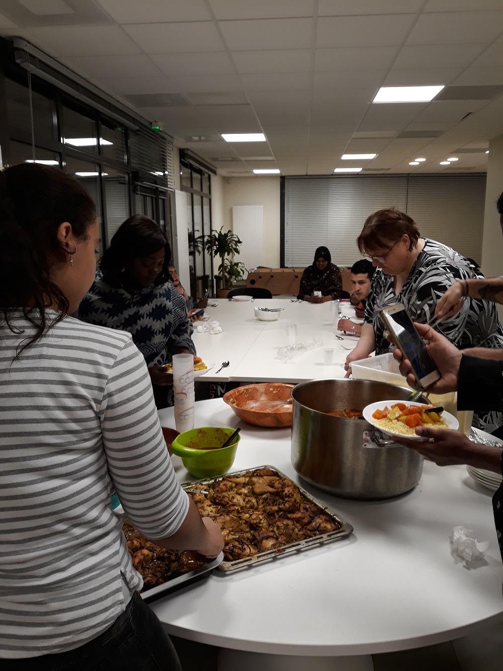 Atelier cuisine avec des bénévoles au COS Les Sureaux