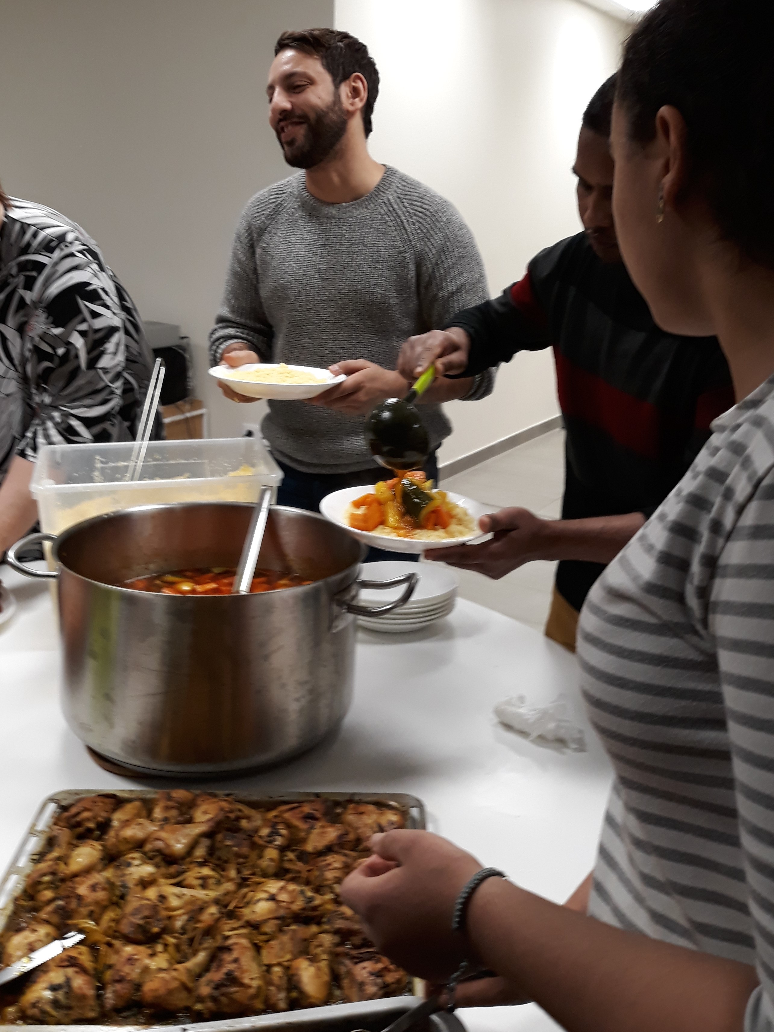 Atelier cuisine avec des bénévoles au COS Les Sureaux