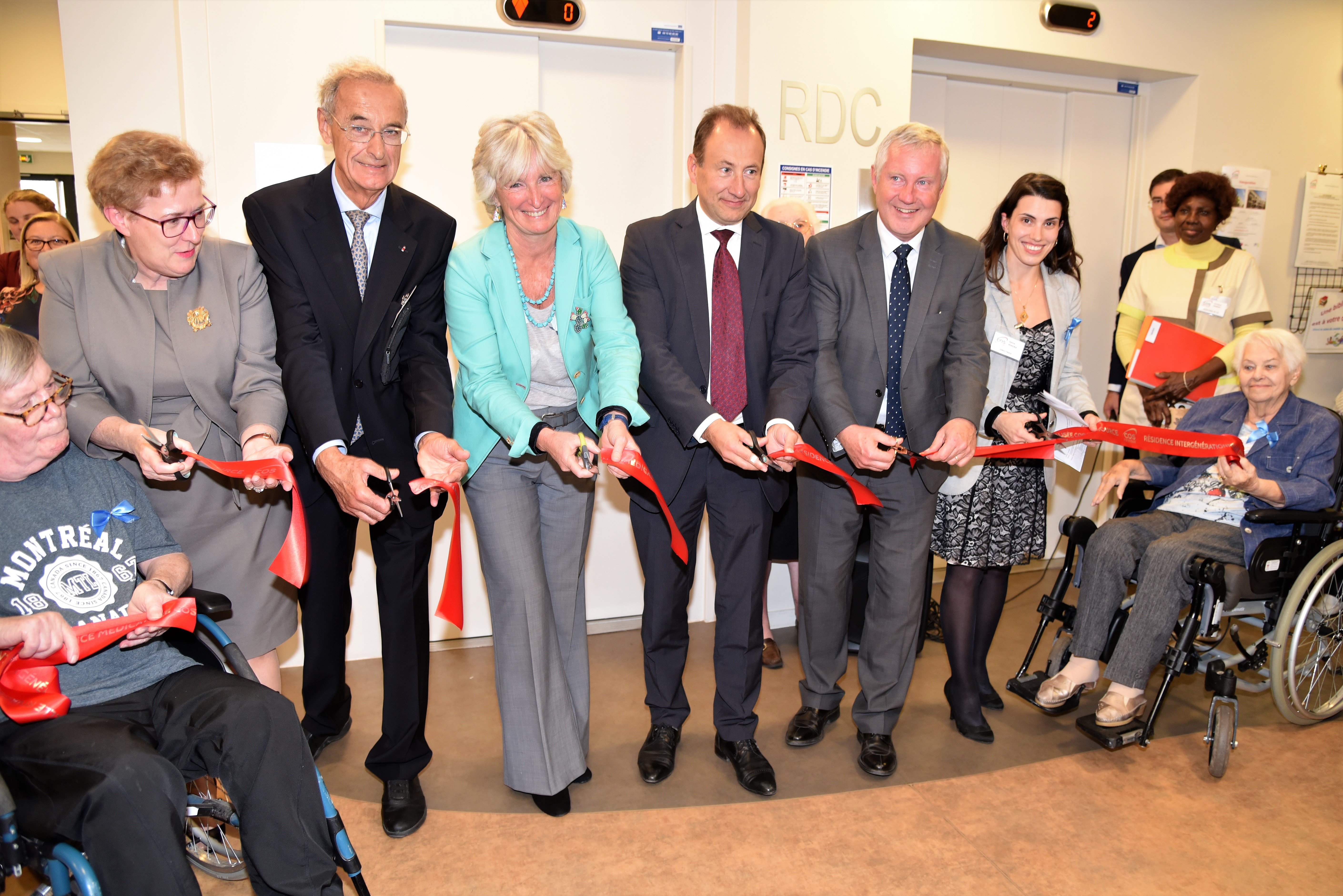 Le coupé du ruban Inauguration Ehpad COS La Source et résidence Rivages