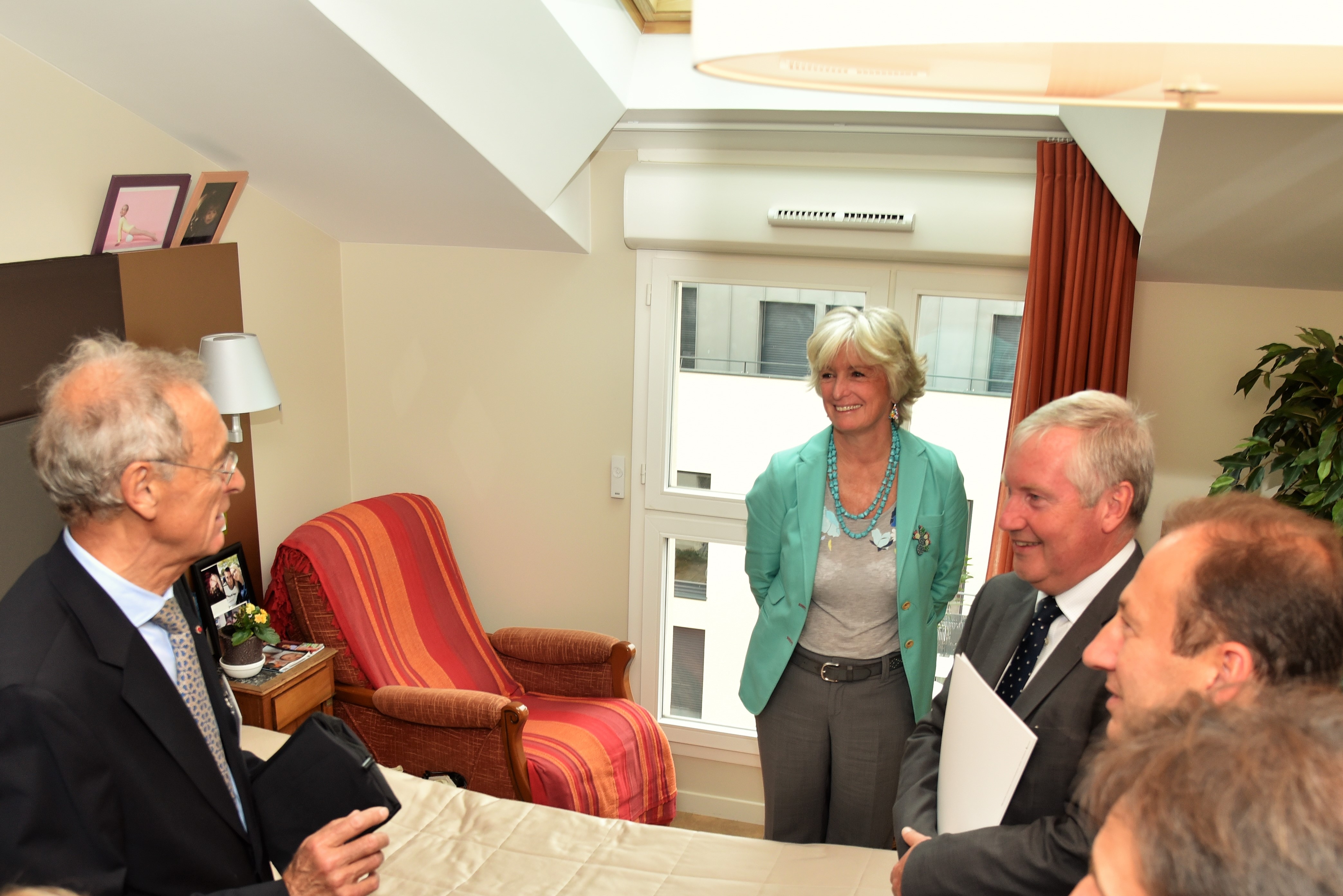 Visite d'une chambre de l’Ehpad COS La Source