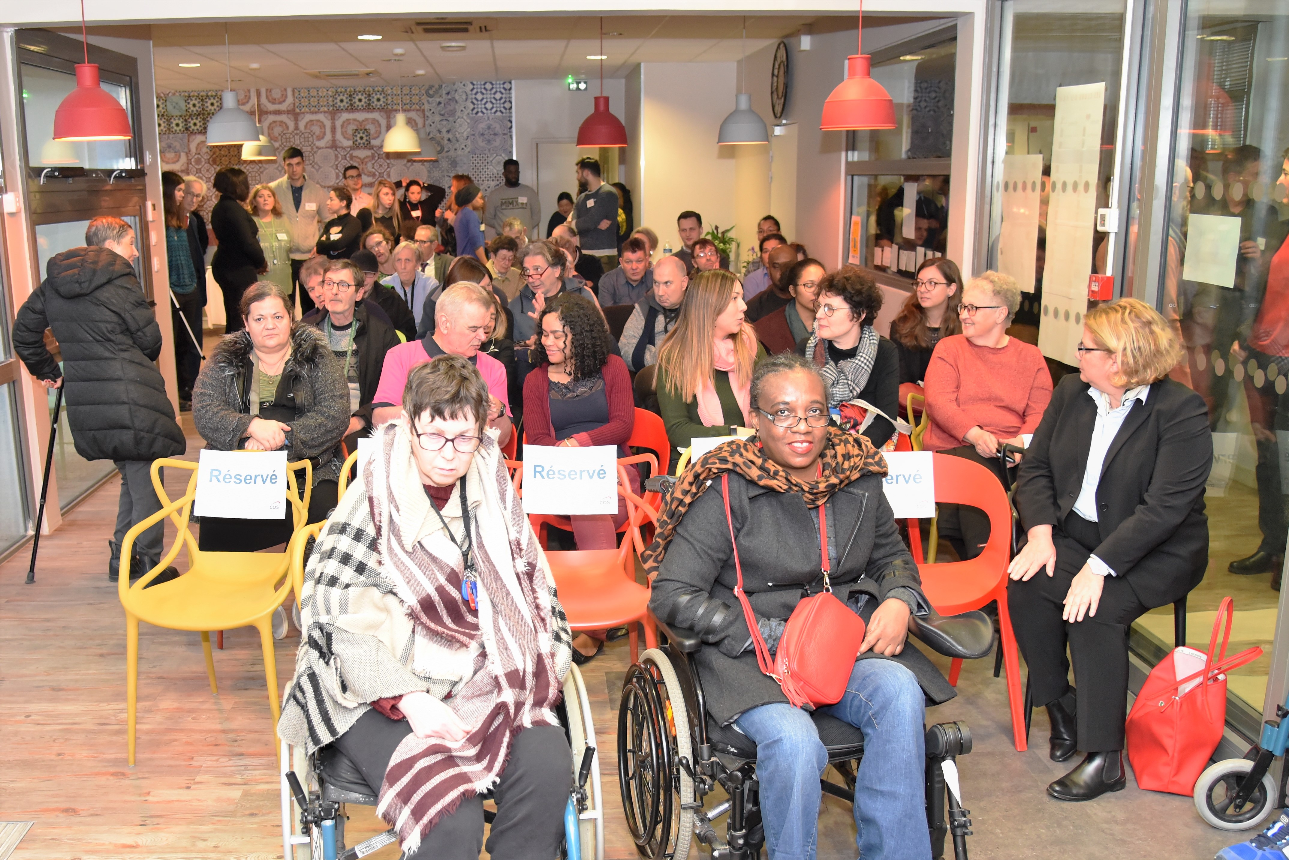 Le public attend le discours !