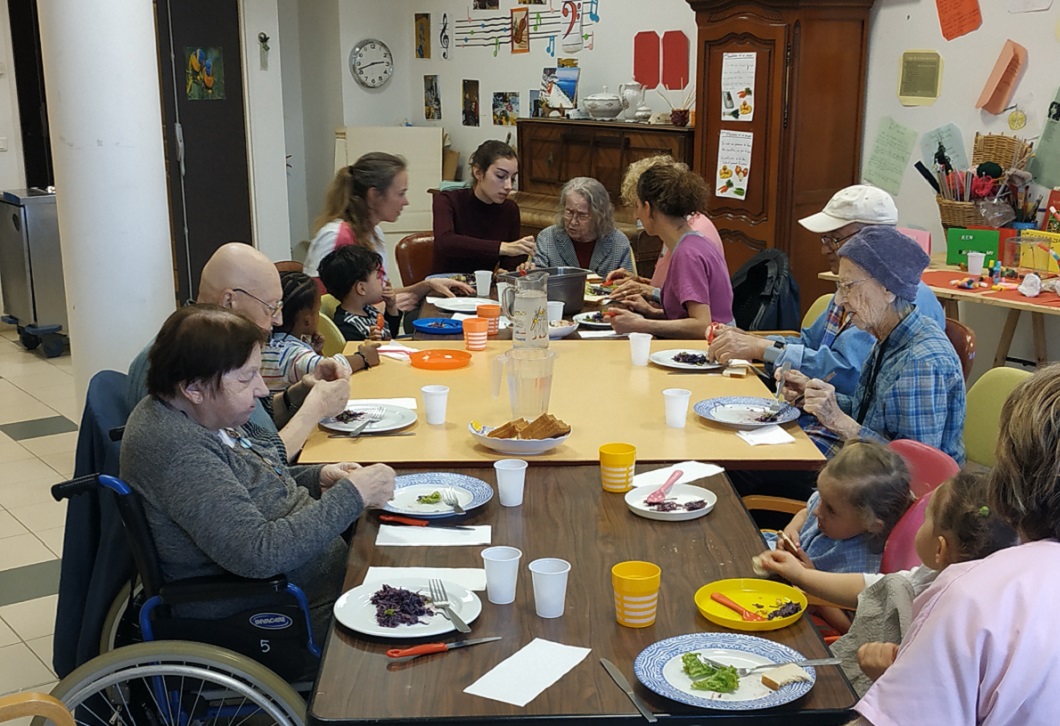 Repas intergénérationnel avec la crèche au PASA