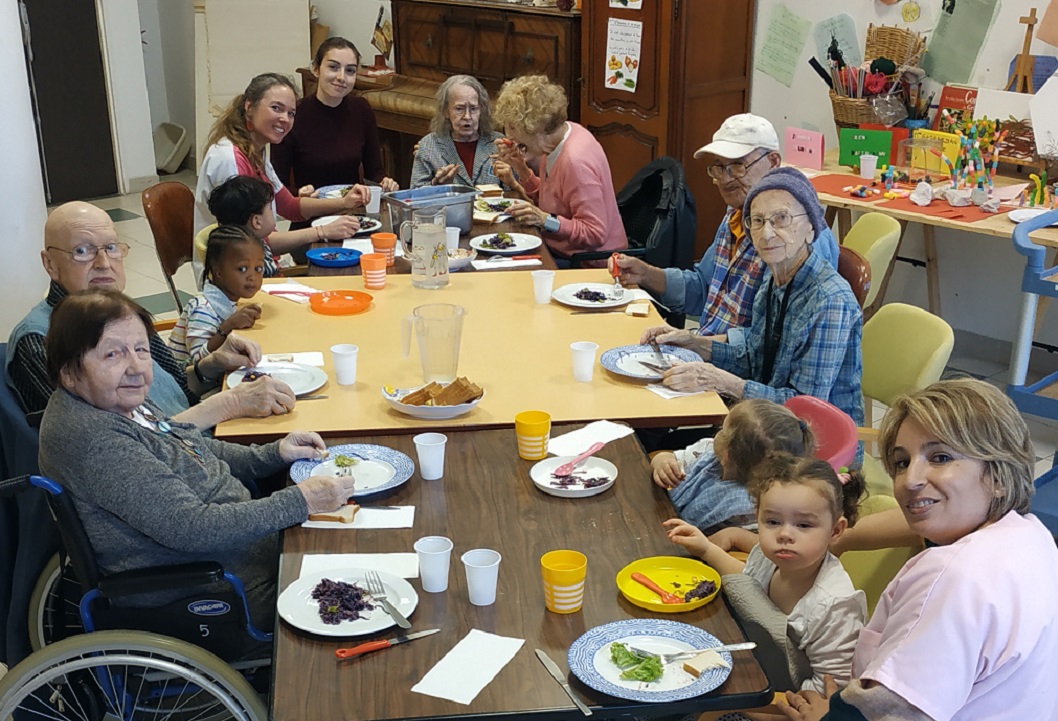 Repas intergénérationnel avec la crèche au PASA