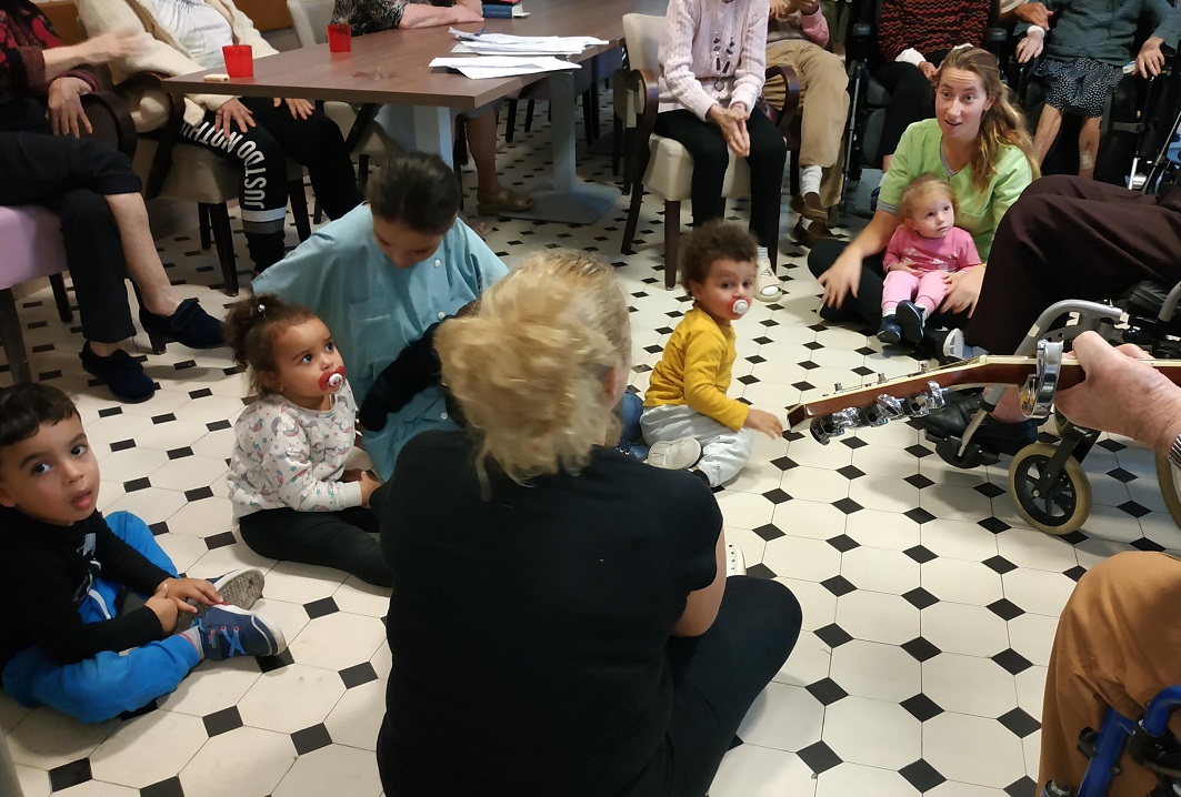 Tour de chant avec les enfants de la crèche Plif Plaf Plouf