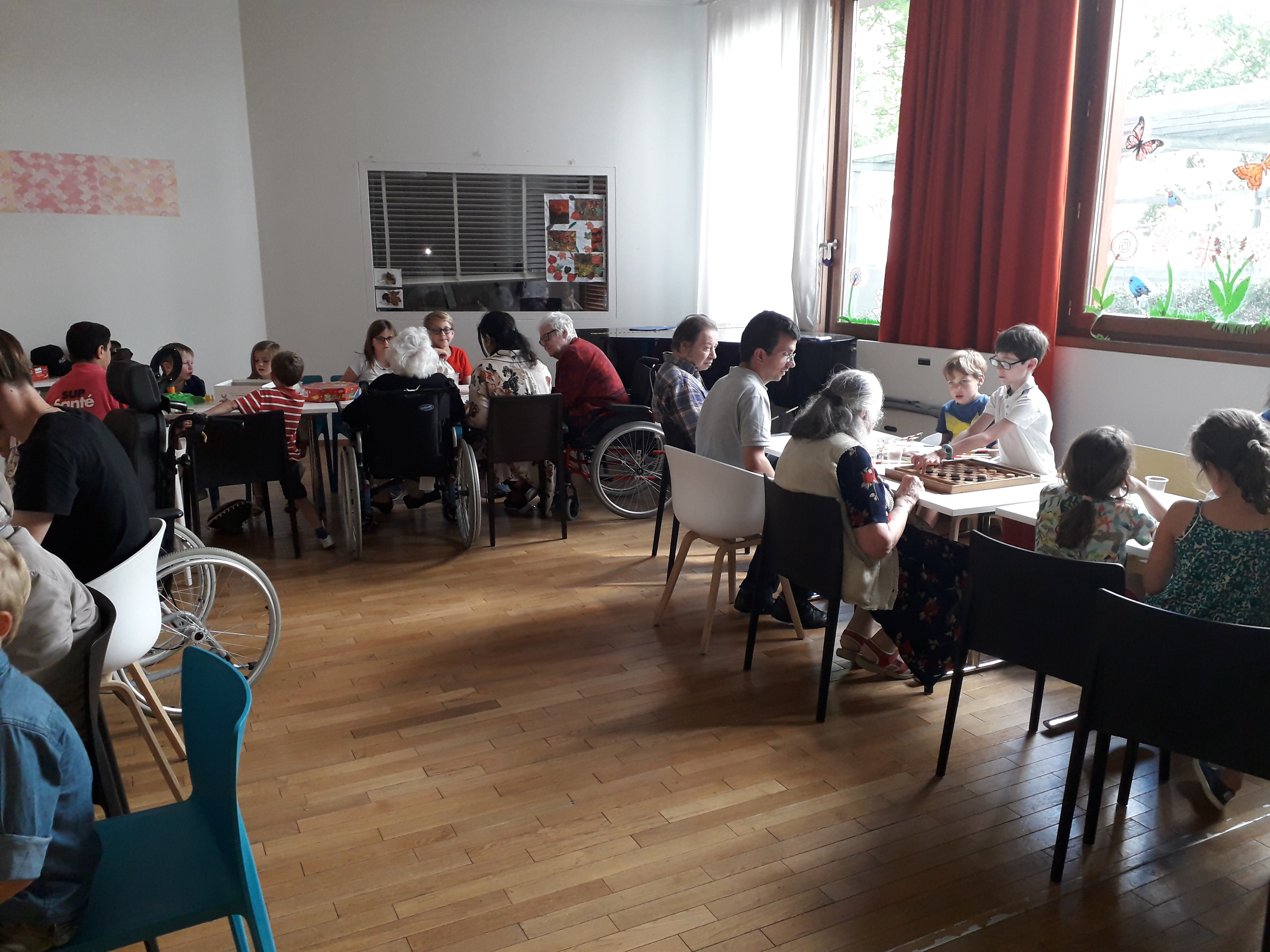 Jeunes et résidents dans une ambiance bon enfant !