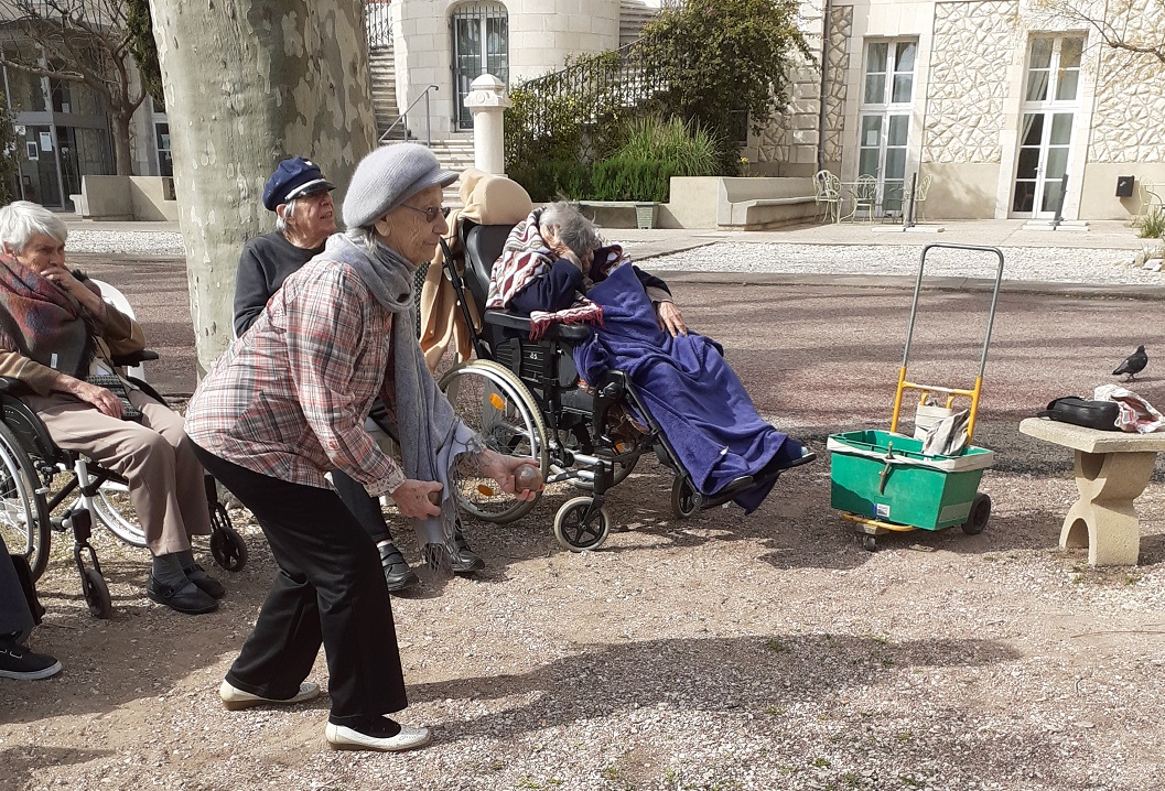 Partie de pétanque interservices