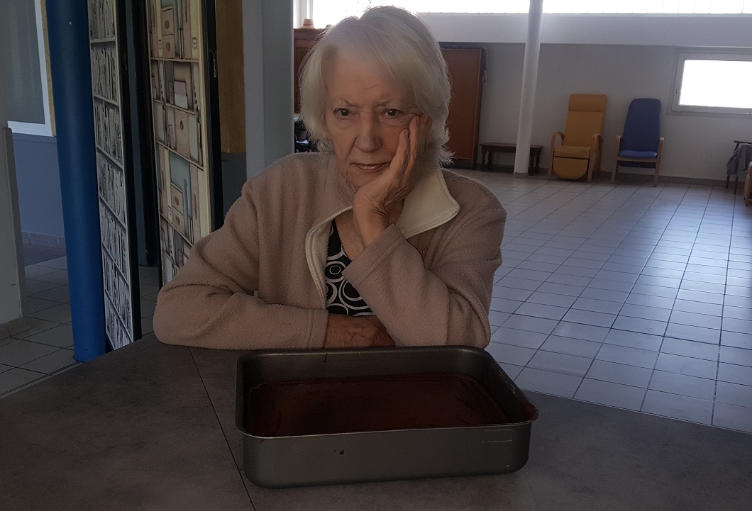 Le penseur devant son gâteau d'anniversaire !