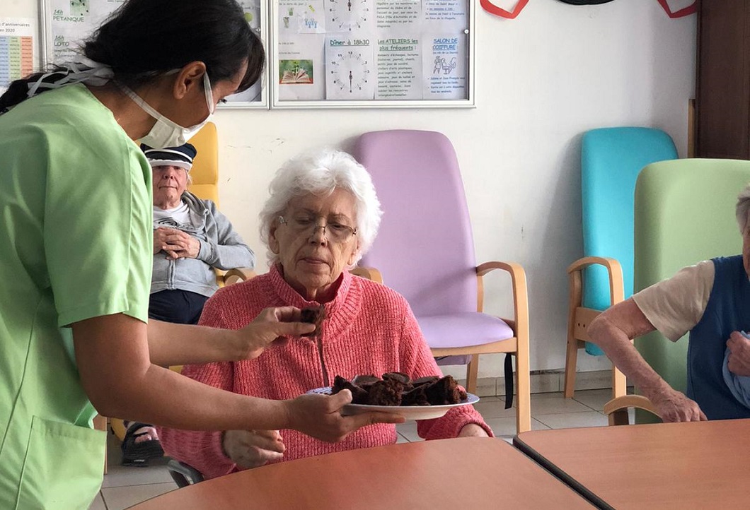 Distribution du goûter d'anniversaire