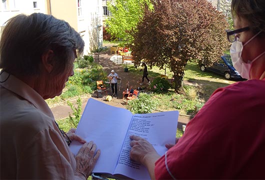 Les résidents s'installent à leur fenêtre