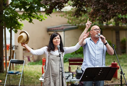 Les chanteurs sont installés à l'extérieur