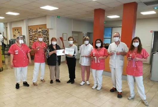 L'équipe de la résidence COS Saint-Philibert reçoit le matériel