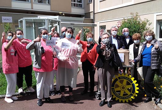 Les membres du Rotary club Dijon et l'équipe de la résidence la Résidence COS Saint-Philibert