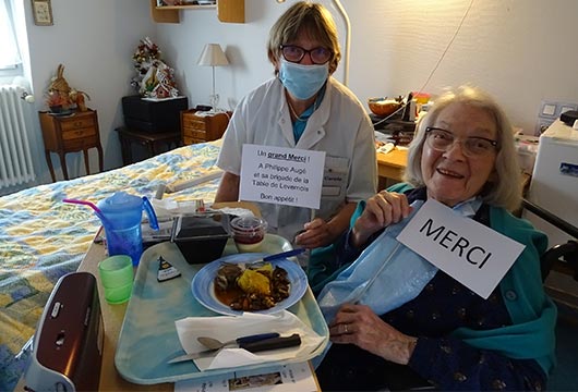 Les résidents découvrent le repas