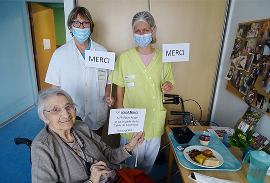 Les résidents dégustent le repas