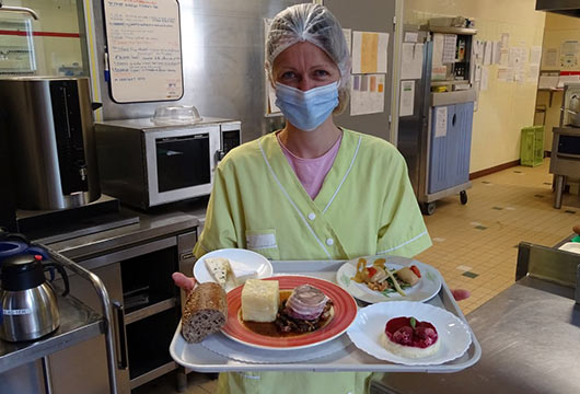Le personnel de l'Ehpad prépare les plateaux-repas
