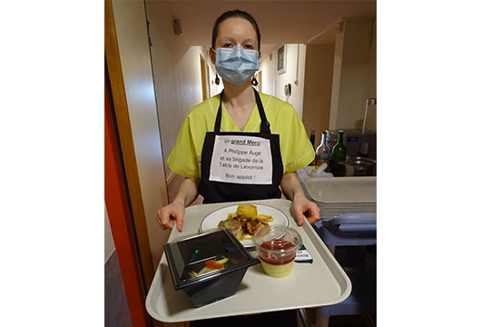Les plateaux arrivent dans les chambres