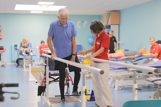 Grande salle de rééducation - Barres parallèles