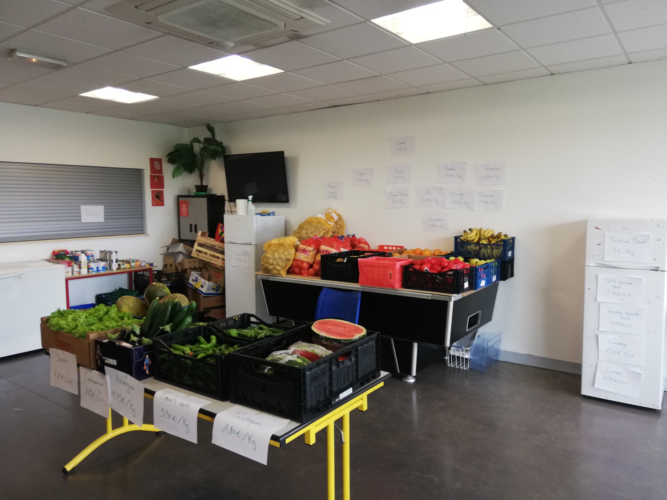 L'épicerie solidaire au CADA COS à Villenave d'Ornon, créée avec l'aide de bénévoles