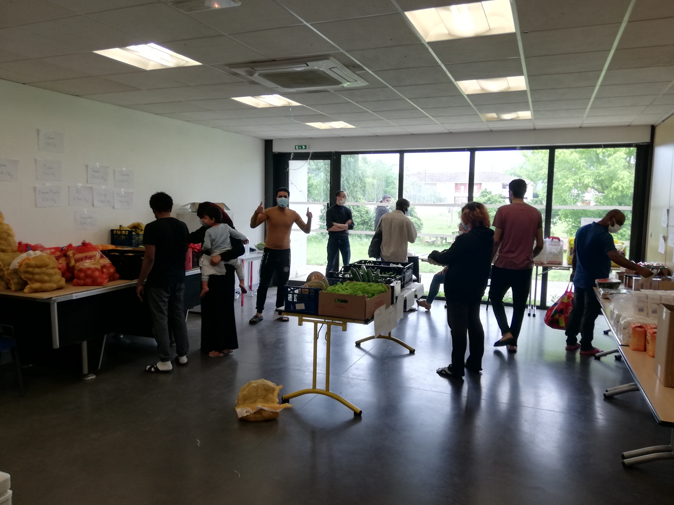 L'épicerie solidaire, créée avec l'aide de bénévoles au CADA COS à Villenave d'Ornon