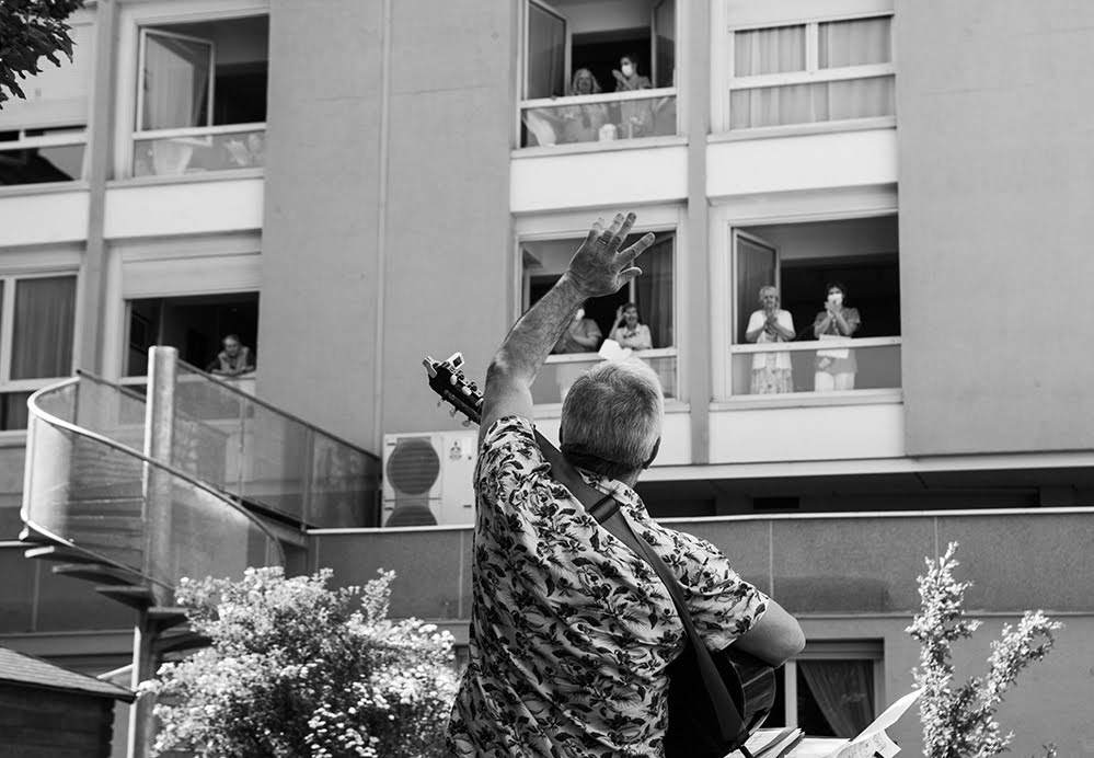 Alain Chobert, bénévole pour des après-midis "chantons à la fenêtre" à l'Ehpad COS Saint-Philibert