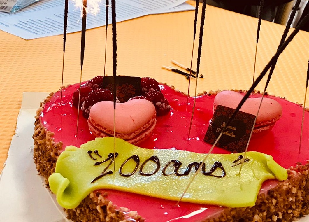 L'un des gâteaux d'anniversaire