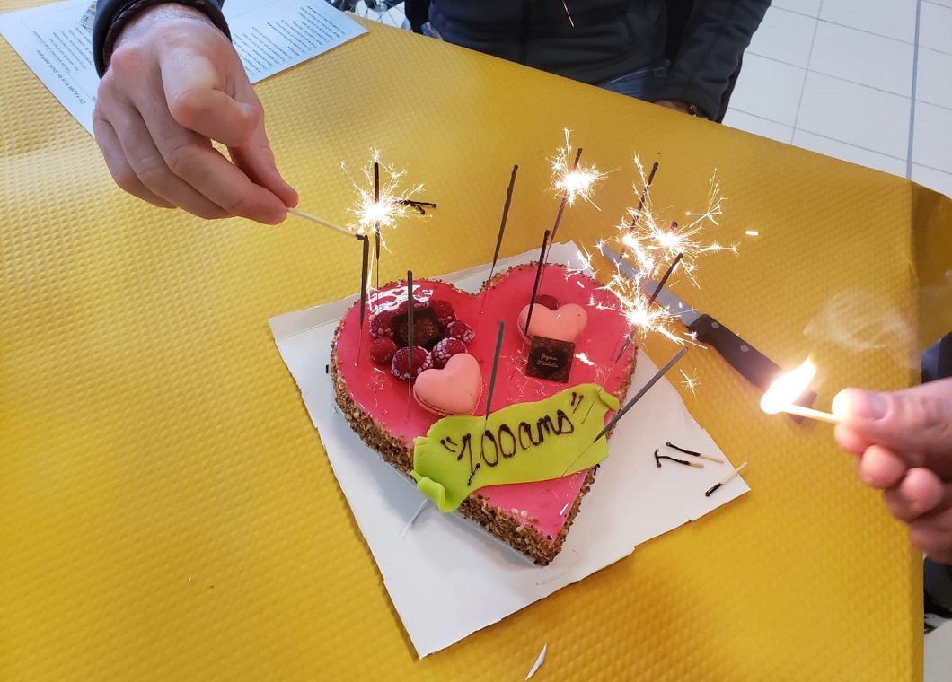 L'un des gâteaux d'anniversaire