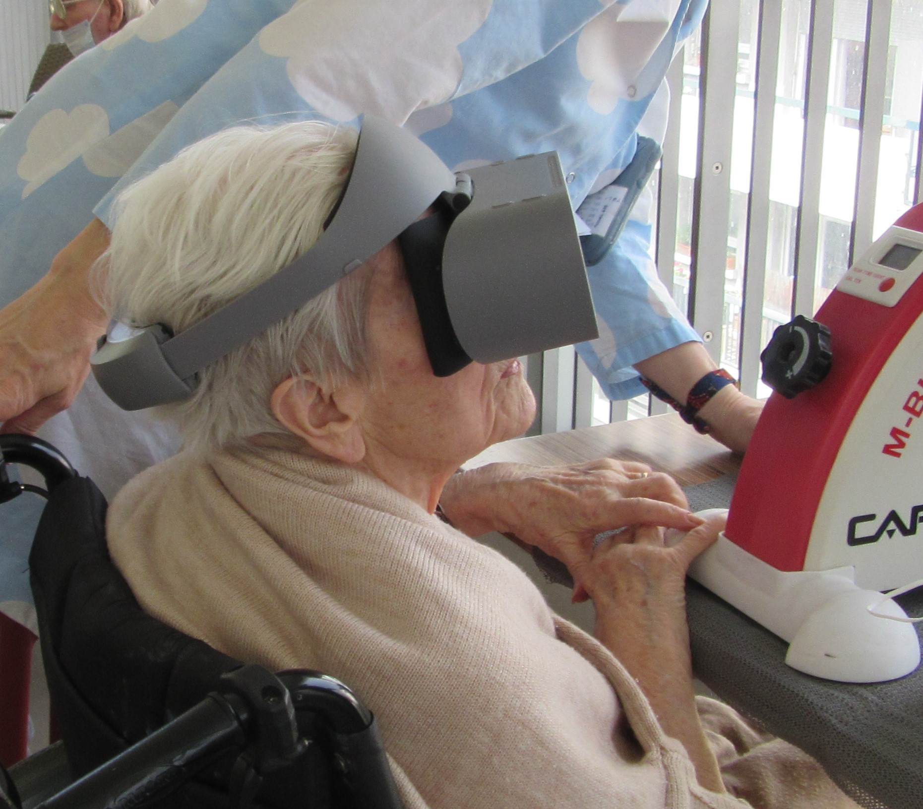 Séance d'entrainement en réalité virtuelle pour les résidents de l'EHPAD