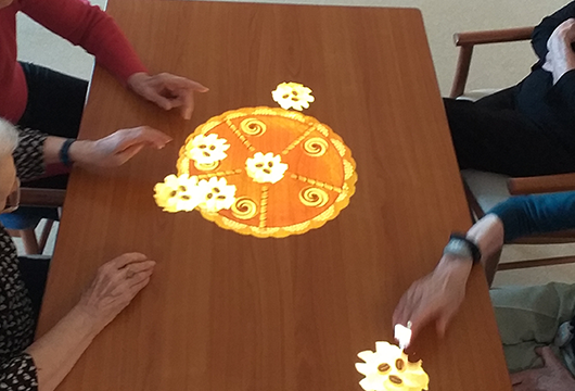 Jeu projeté sur une table via l'outil technologique Tovertofel