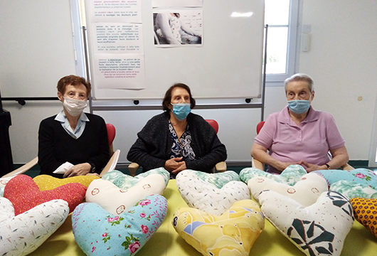 Opération « cœurs solidaires » : des résidentes se mobilisent pour la campagne de sensibilisation d’Octobre rose