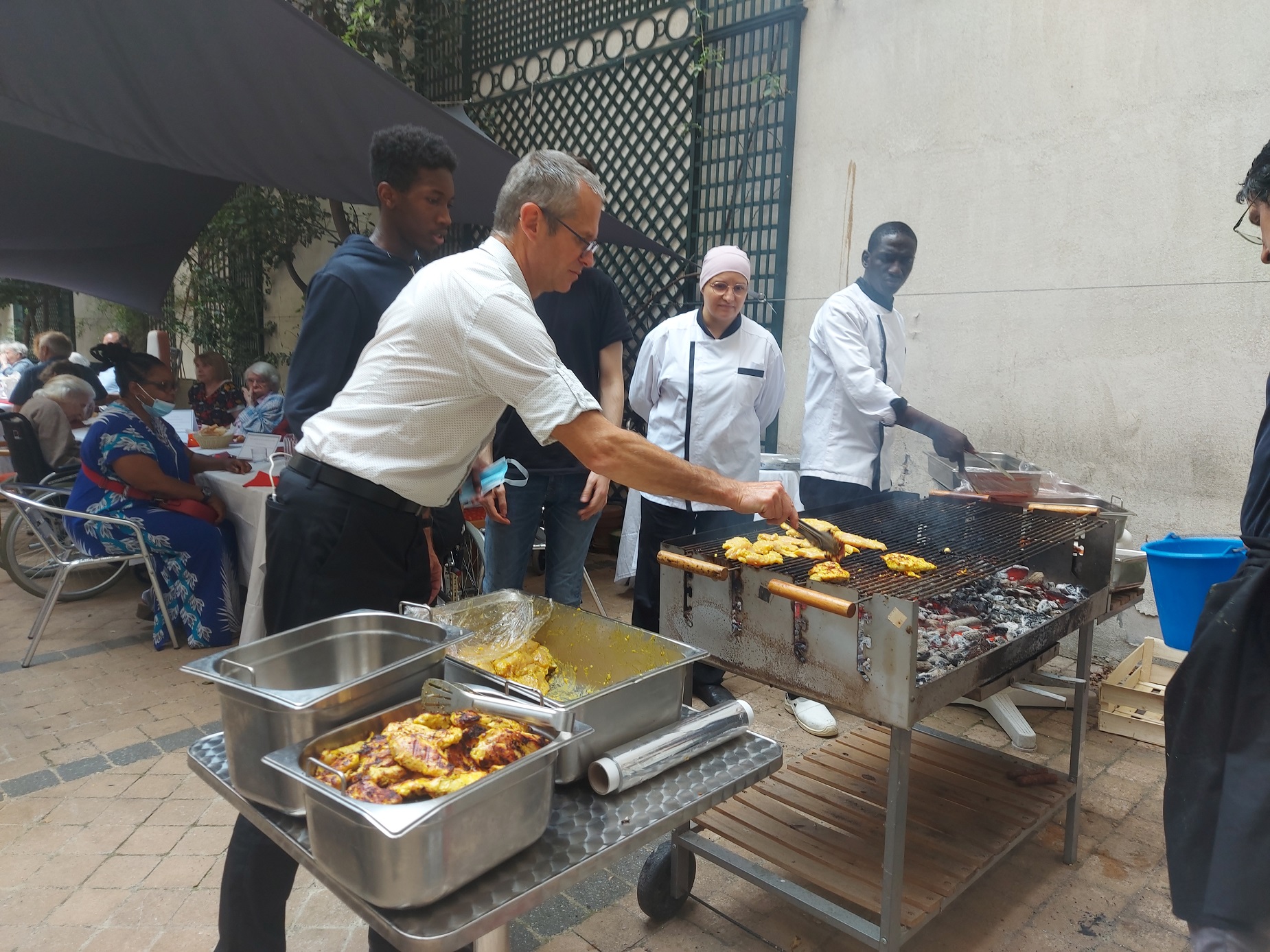 Barbecue à l'ehpad cos jeanne d'arc