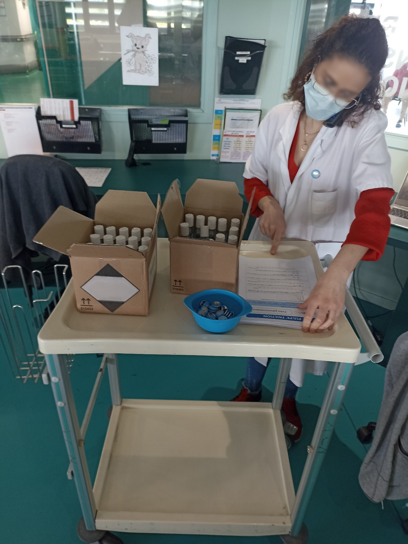 Cadre hygiéniste se préparant à la distribution de goodies ainsi que de questionnaire "pulp friction" à destination des patients