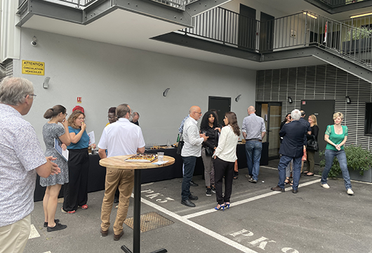 Discussions autour d'un buffet en extérieur