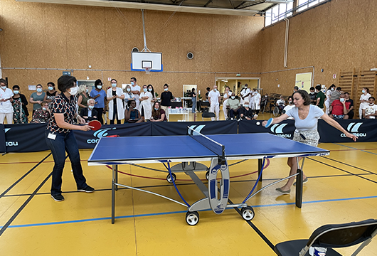La directrice de l'établissement ainsi que la directrice de la rééducation disputent un match de tennis de table