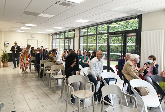 Les invités prennent place pour assister à la table-ronde dans la salle de vie de l'établissement