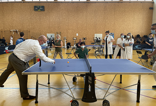 Raphaël Diaz, directeur général de la Fondation COS Alexandre Glasberg joue au tennis de table