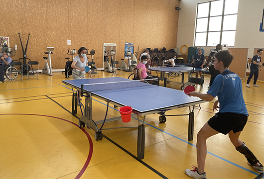 La directrice de la rééducation joue contre une athlète handisport de haut niveau