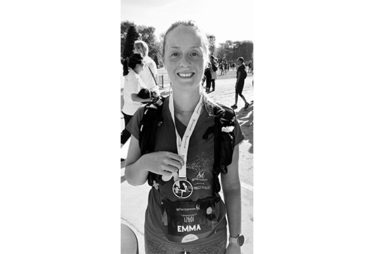 Emma, médaillée après un beau parcours de 10km en courant