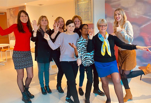 Anissa avec Pauline Uzureau, directrice de l'établissement et une partie de l'équipe