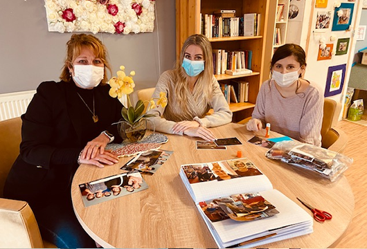 Anissa et Christiane HUART, AMP du CAJ et Céline PERROT, Animatrice.