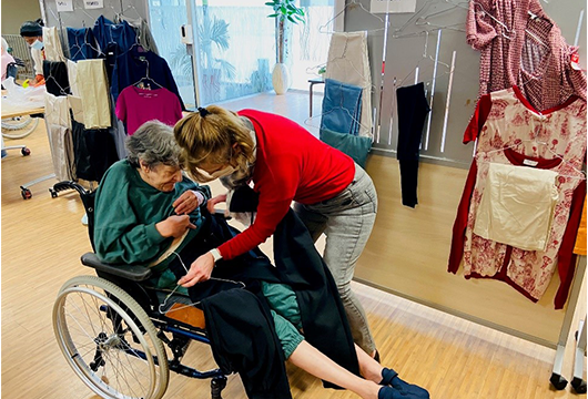 Shopping avec une résidente au magasin éphémère