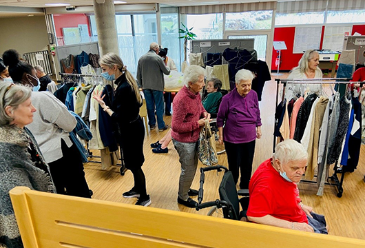 Les résidents de l'ehpad en plein shopping au magasin éphémère de l'Ehpad