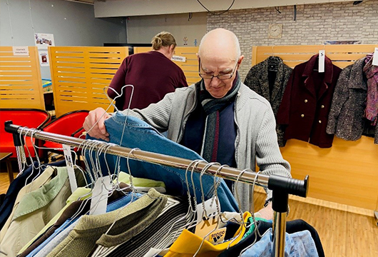 Un résident fait du shopping au magasin éphémère de l'Ehpad