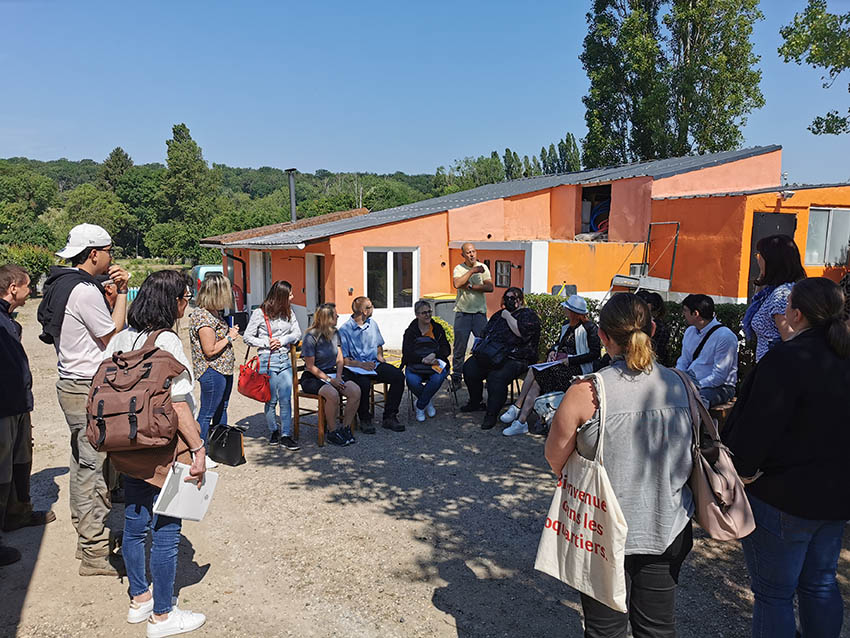 groupe rassemblé en rond à l'extérieur