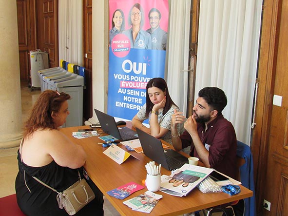 personnes autour d'une table