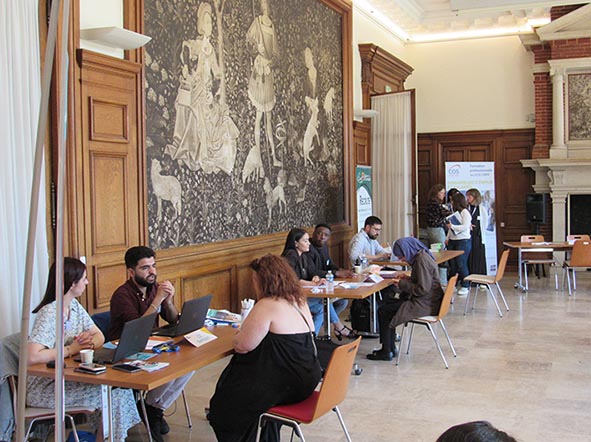 vue globale de personnes autour de tables 