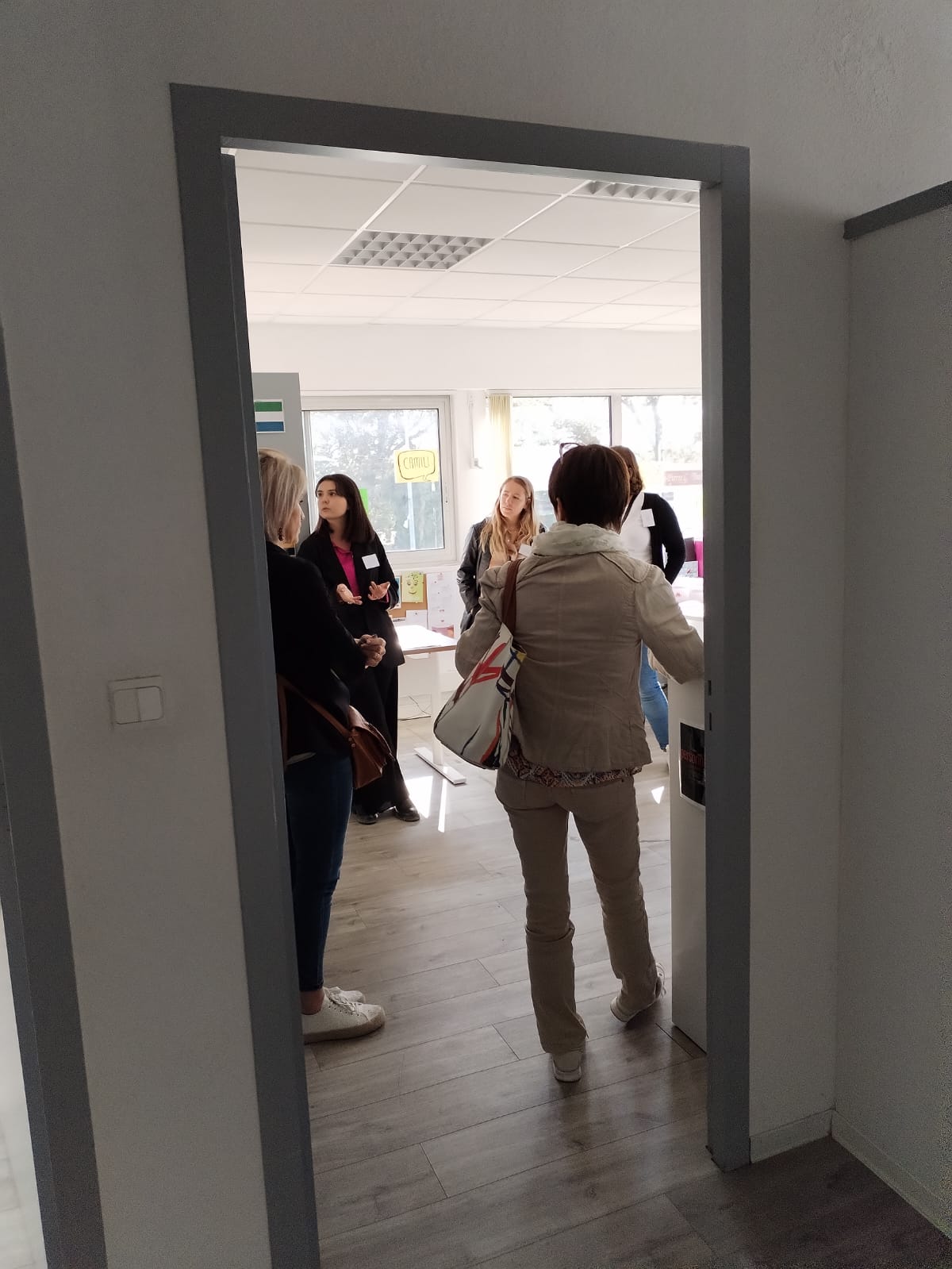 Dans un bureaux des travailleurs sociaux